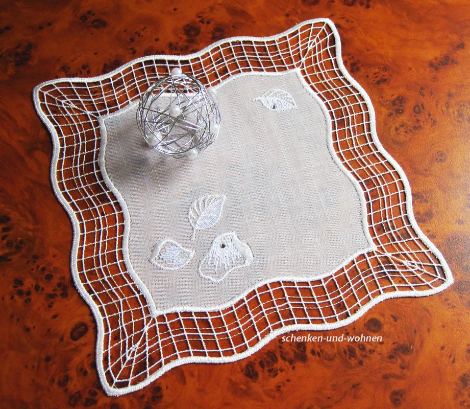 Plauener Spitze Deckchen ecru`mit Kristall ca. 26 x 26 cm  